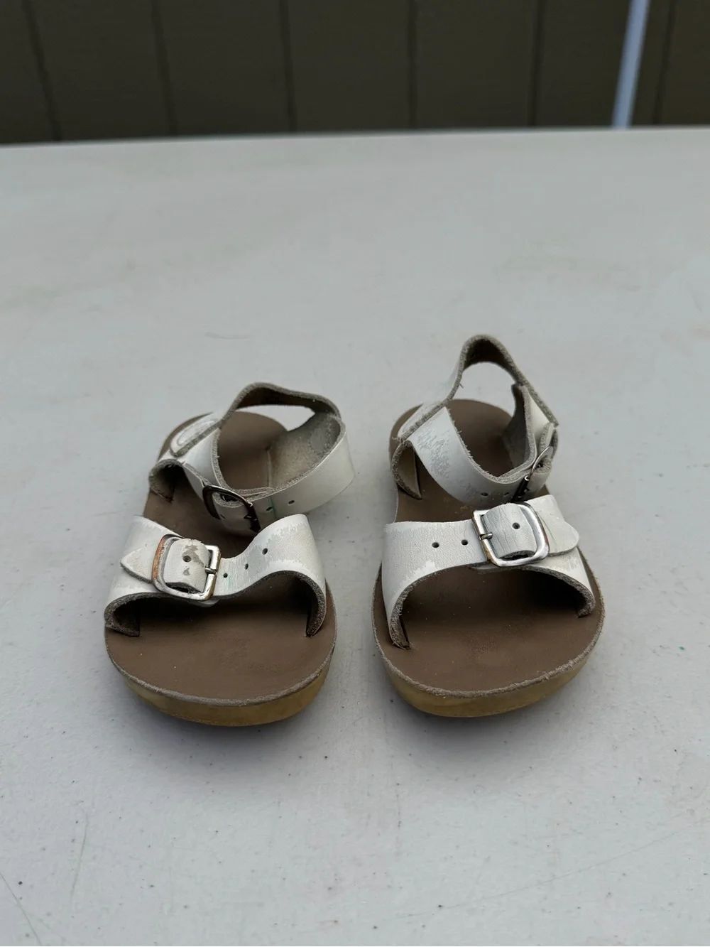 San suns Children's White Buckle Strap Sandals - Adjustable Comfort